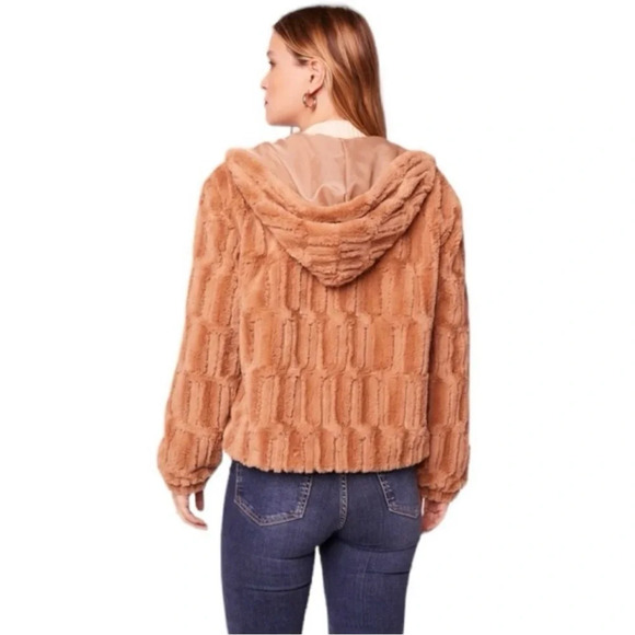 Band of the Free Angel Faux Fur Hooded Jacket in Butterscotch. Size Medium. NWT! - Picture 3 of 9
